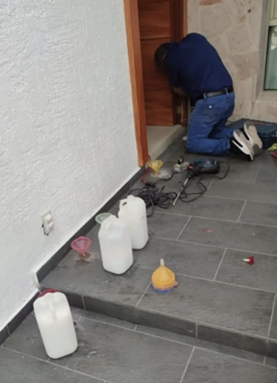 Técnico de Rodel realizando perforaciones para el tratamiento de termitas